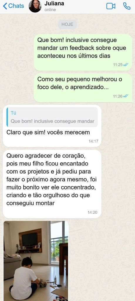 Conversa no WhatsApp da Juliana, com o filho concentrado montando um projeto na sala