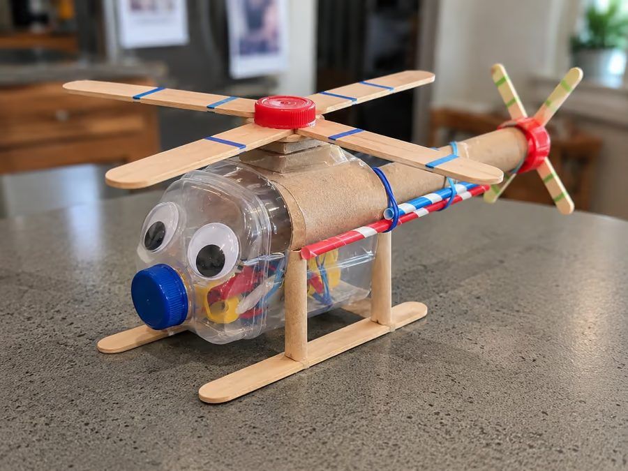 Helicóptero feito com garrafa, palitos de picolé e tampinhas